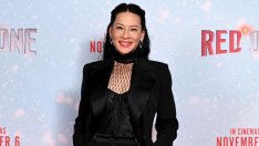 Коя го носи по-добре – Луси Лиу облече червения кариран костюм на Versace, носен от Тейлър Суифт