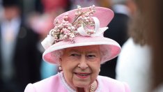 Извън протокола: Как кралица Елизабет нарушава собствените си правила?