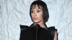 Бианка Ченсори облече главозамайващ тоалет и дебютира с розова коса в Париж
