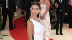 4 прекрасни тоалета на бременната Емили Ратайковски