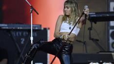 Майли Сайръс полугола на наградите на MTV