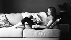 Фотограф отнема телефоните на клиентите си