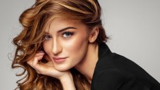 Прически есен 2021 – карамелени нюанси за брюнетките 