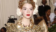 Кожена рокля – Аня Тейлър-Джой със секси предложение 