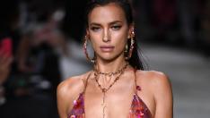 Ирина Шейк, прозрачно бельо и сатен – очаквано добра комбинация