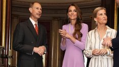 Моден реверанс: Кейт Мидълтън носи любимата палитра на Елизабет II