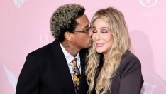 Шер получи целувка от младото си гадже на розовия килим на Victoria’s Secret Fashion Show