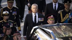 Принц Андрю, загубените титли и малко сълзи по миналото 