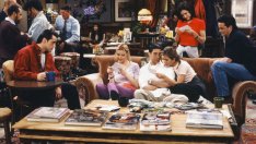 Оранжевият диван от „Приятели“ се продаде за 30 хиляди долара