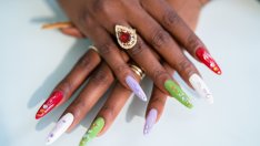 Нов маникюр – рождени камъни и хром сред идеите за август