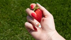 Ягодов маникюр – топ тенденция за лятото