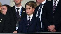 Порасналият принц Джордж в нов портрет, заснет от Кейт Мидълтън