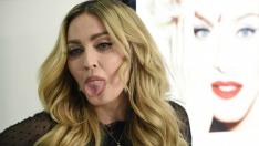 Мадона провокира феновете с полугола снимка