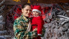 Малкият Дядо Коледа – 7-месечният син на Джеси Джей с първа Коледа