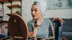 Монохромен грим – най-удобният вариант за есен 2021 и пандемията