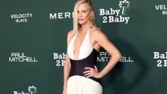 Чарлийз Терон заведе дъщерите си Джаксън и Август на концерт на Дуа Липа