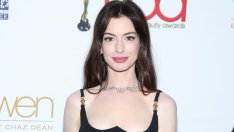 Донатела Версаче облече Ан Хатауей като себе си 