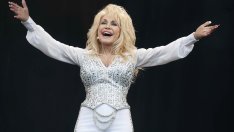 Доли Партън държи коледната си украса до средата на януари 