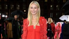 Под ръка с другия красив Брад: Гуинет Полтроу блесна в червено до своя съпруг