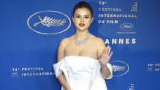 Селена Гомес с огненочервена рокля на корицата на Vogue