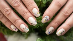 Френски маникюр за Коледа – 7 идеи за още по-празнично настроение