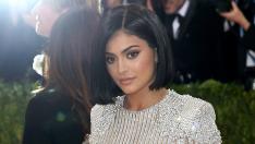 Като за последно: Кайли Дженър изцяло в бяло за финала на Keeping up with the Kardashians