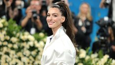 Анди Сакс през 2025 – Ан Хатауей с първи кадър от „Дяволът носи Прада 2“