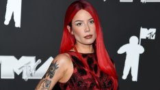 Холзи избра винтидж рокля на Versace, носена преди от Елизабет Хърли