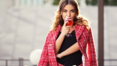 Носталгия по миналото – дрехи с повдигнати рамене