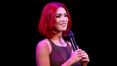 Култовата брюнетка Меган Фокс заложи на червения къс боб