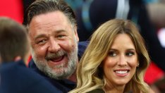 Гладиаторът Ръсел Кроу заведе майка, гадже и синове в Рим