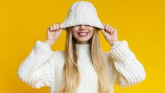 Пухкава шапка идиотка – задължителният аксесоар тази зима