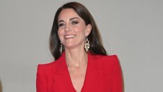 Дамата в червено – Кейт Мидълтън впечатлява с костюм