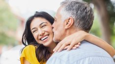 За кои 5 зодии да се оглеждате, ако си търсите по-зрял мъж?