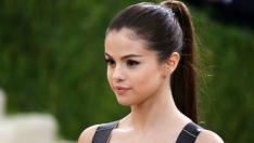 Бързи прически: Селена Гомес пробва трик с плитки