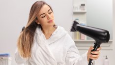 Грижа за косата – защо изсъхва толкова бавно и как да ускорите процеса