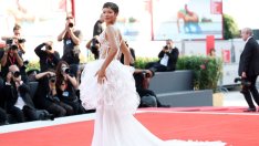 Тейлър Ръсел блесна в ослепителна ретро рокля на Chanel, носена за първи път от Клаудия Шифър