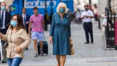 Стил по време на пандемия: Херцогиня Камила на посещение в Лондон