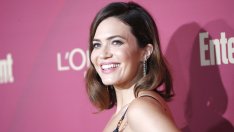 Манди Мур пътува с баща си на последния му полет 