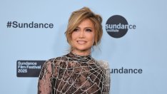 Мока мус – Джей Ло блести в шоколадовокафяв елегантен костюм