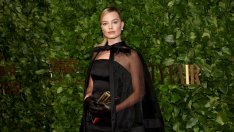 Далеч от розовото Барби – Марго Роби с изцяло черна визия на червения килим