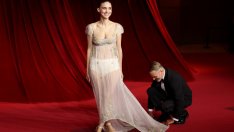 Любов – Хоакин Финикс падна на колене, за да оправи шлейфа на роклята на Руни Мара