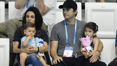 Мила и Аштън показаха, че все пак къпят децата си