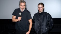 Небрежни: Хоакин Финикс и Руни Мара се появиха облечени в синхрон