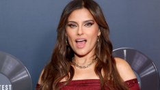 Целулитът и бръчките не притесняват Нели Фуртадо – показа се без грим и по бански