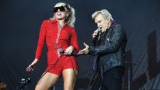 С гащеризон на Gucci и качена в трактор - кой друг, ако не Майли Сайръс