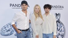 Памела Андерсън и синовете й заедно в бляскава фотосесия