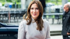 Кралица по бермуди – Мери Датска облече смел тоалет