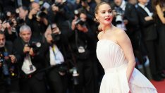 Дженифър Лорънс сподели страстна целувка със съпруга си Кук Марони