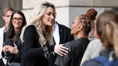 Семейно събиране – Джанет Джаксън под ръка с племенницата си Парис в Париж